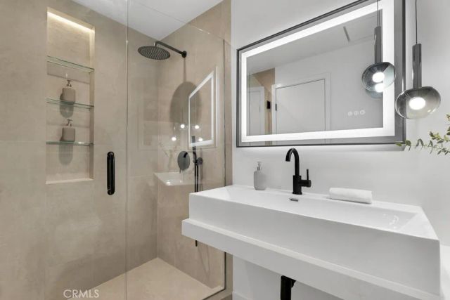 5330 Dubois Avenue, Woodland Hills, CA 91367