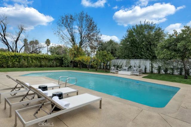 5330 Dubois Avenue, Woodland Hills, CA 91367