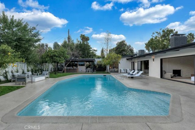 5330 Dubois Avenue, Woodland Hills, CA 91367