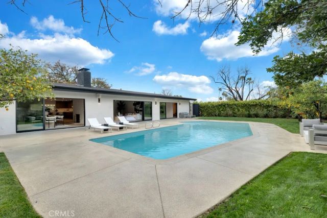 5330 Dubois Avenue, Woodland Hills, CA 91367