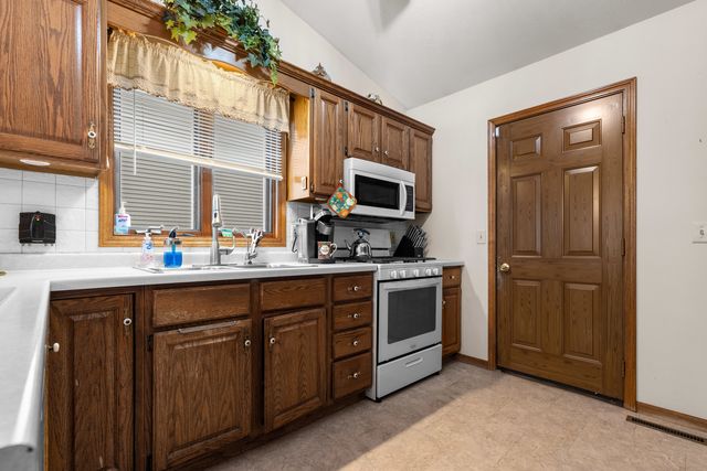 125 Heath Cliff Drive, Poplar Grove, IL 61065