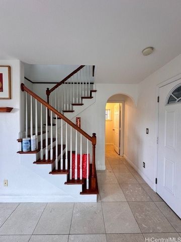 2705 Kaaha Street, Honolulu, HI 96826