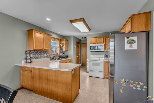 3704 NW Cherry Creek DR, Topeka, KS 66618