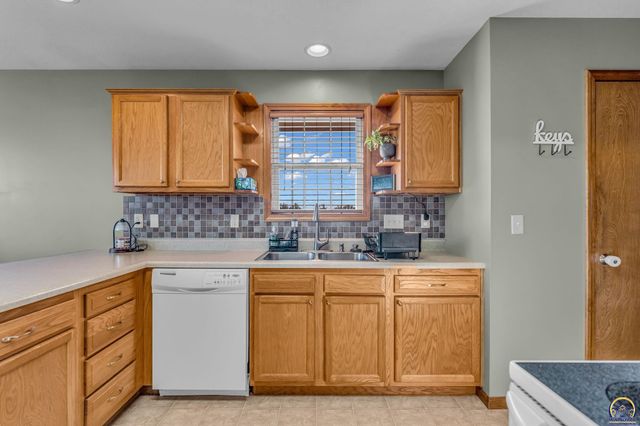 3704 NW Cherry Creek DR, Topeka, KS 66618