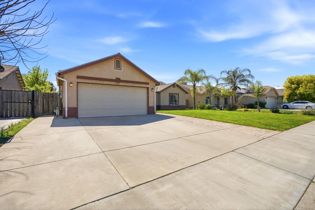 Image 3 of property listing at 1849 W Spring Crest Street, Hanford, CA 93230