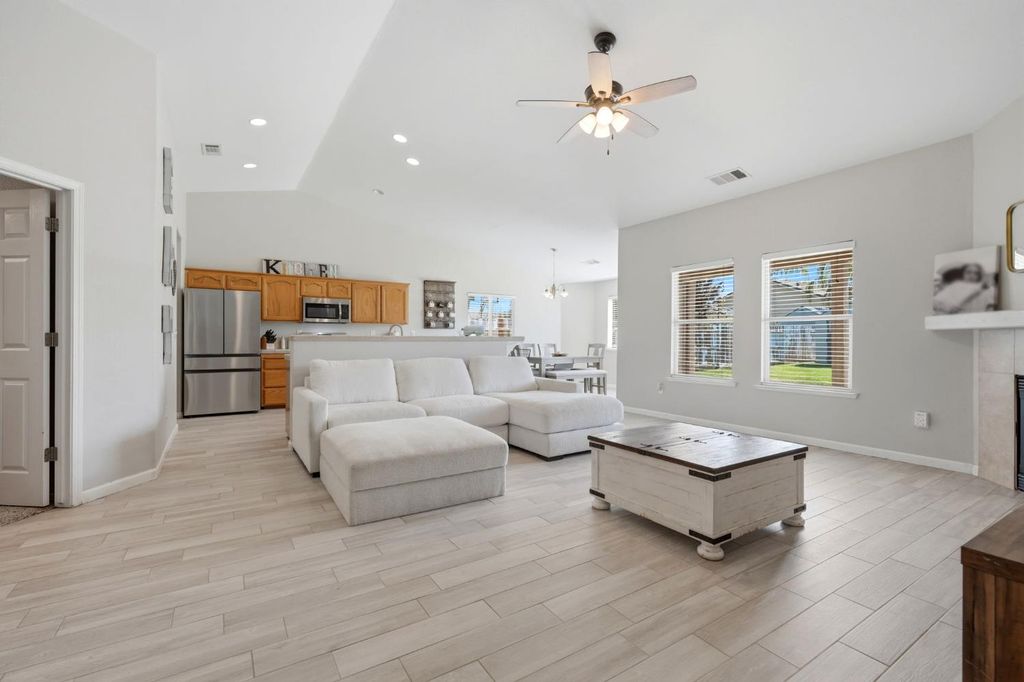 Image 9 of property listing at 1849 W Spring Crest Street, Hanford, CA 93230