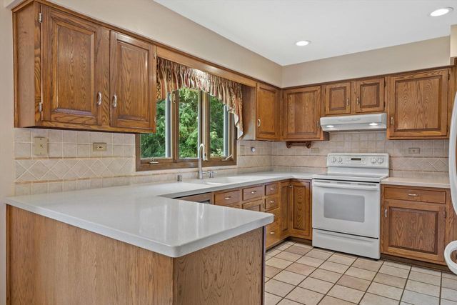 8640 111th AVENUE, Pleasant Prairie, WI 53158