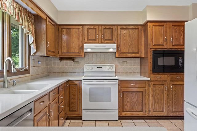 8640 111th AVENUE, Pleasant Prairie, WI 53158