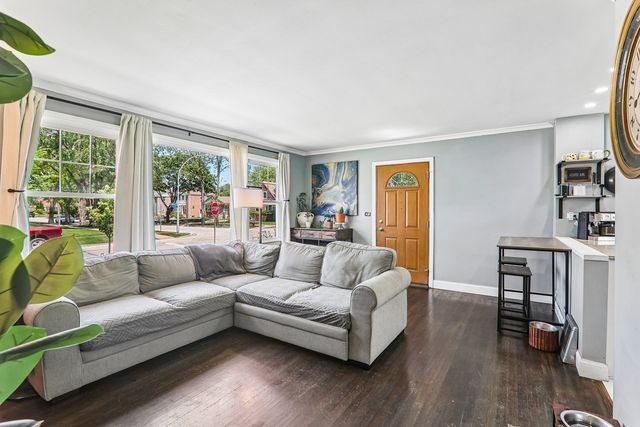 2104 Portsmouth Avenue, Westchester, IL 60154