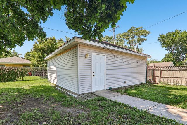 2104 Portsmouth Avenue, Westchester, IL 60154
