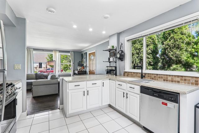 2104 Portsmouth Avenue, Westchester, IL 60154