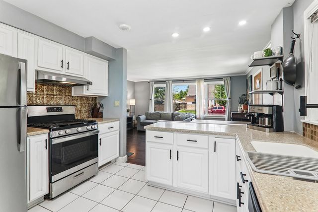 2104 Portsmouth Avenue, Westchester, IL 60154