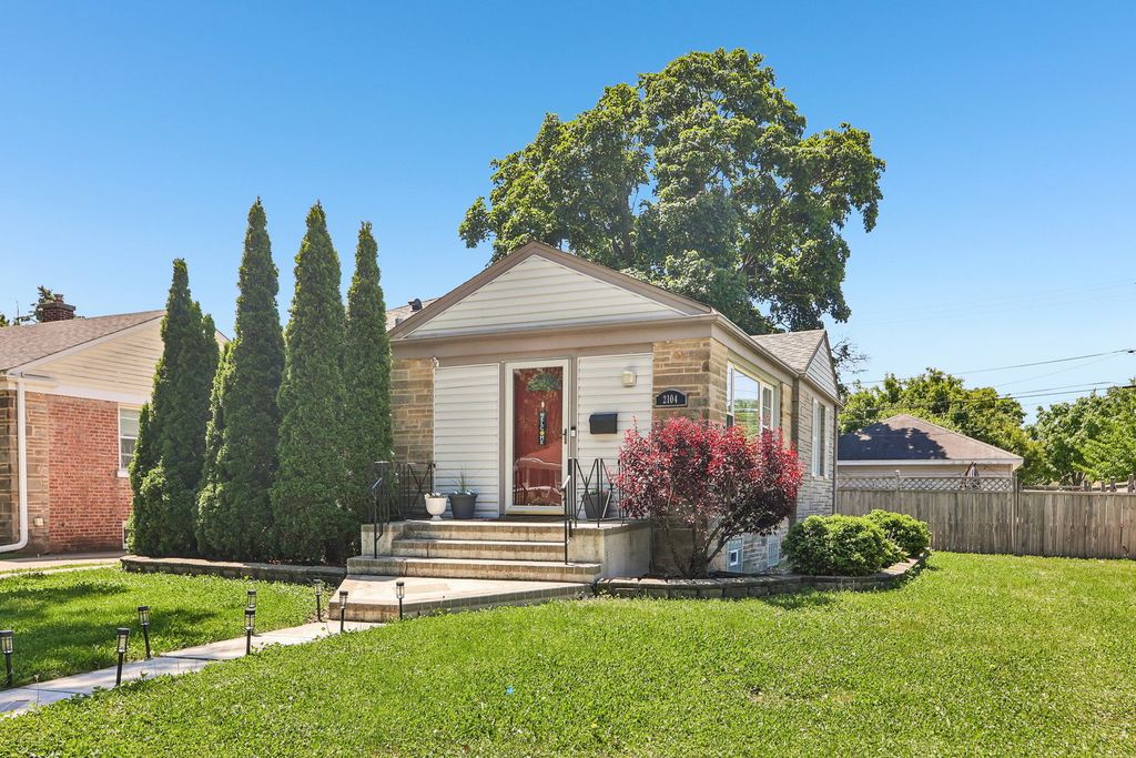 2104 Portsmouth Avenue, Westchester, IL 60154
