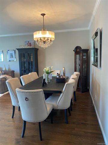 124 Brattle Circle, Melville, NY 11747