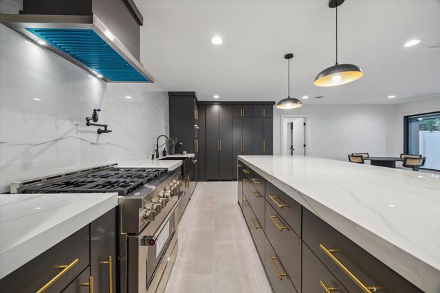 203 Cove Creek Lane, Houston, TX 77042