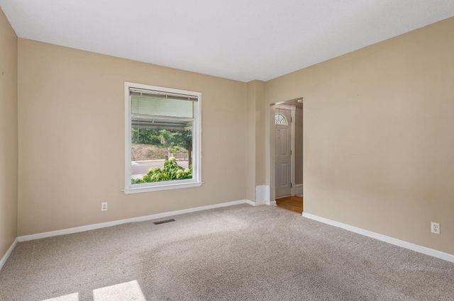 333 8th Avenue N, Hopkins, MN 55343