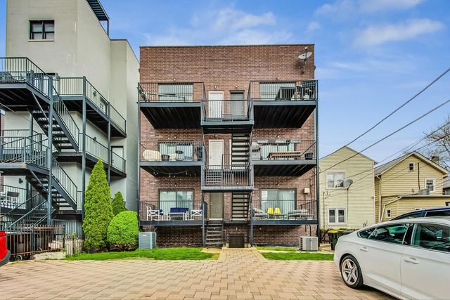 1441 W Augusta Boulevard 2E, Chicago, IL 60642
