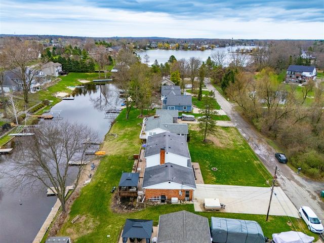 1888 Squaw Lagoon Drive, Oxford, MI 48371