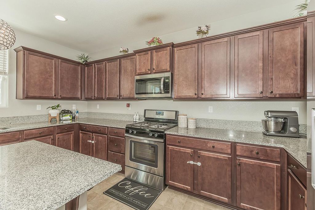 Image 10 of property listing at 6805 W Fir Avenue, Fresno, CA 93722