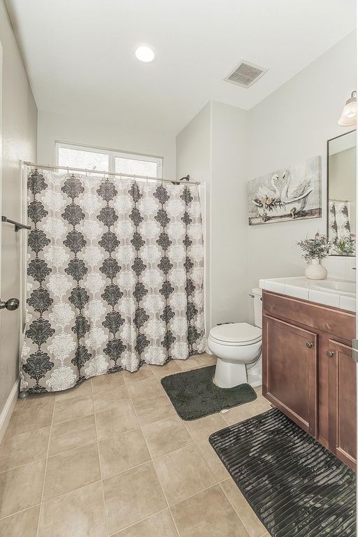 Image 16 of property listing at 6805 W Fir Avenue, Fresno, CA 93722