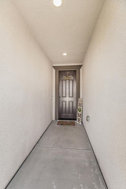 Image 2 of property listing at 6805 W Fir Avenue, Fresno, CA 93722