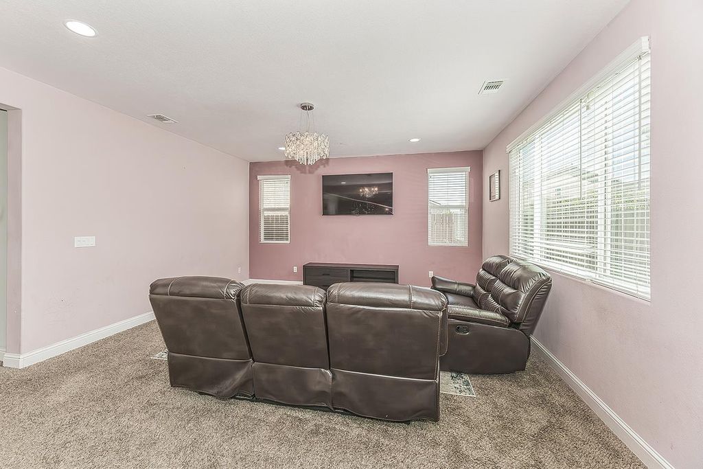 Image 3 of property listing at 6805 W Fir Avenue, Fresno, CA 93722