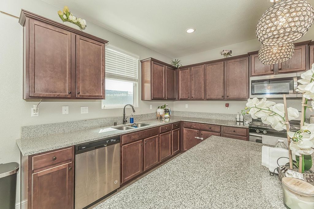 Image 8 of property listing at 6805 W Fir Avenue, Fresno, CA 93722