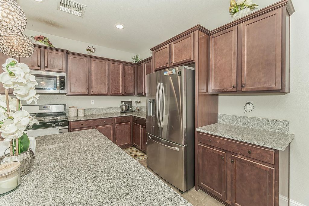 Image 9 of property listing at 6805 W Fir Avenue, Fresno, CA 93722