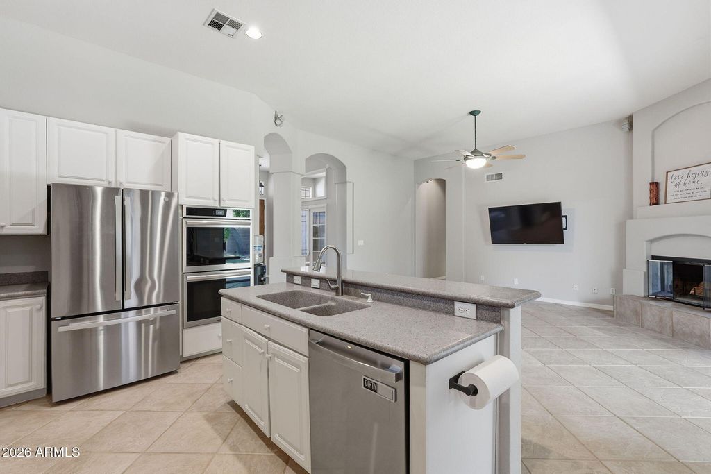 5677 W MONONA Drive, Glendale, AZ 85308