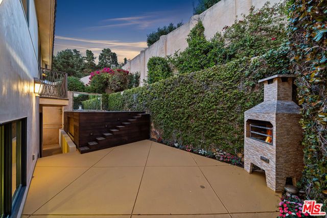 6477 Deep Dell Pl, Los Angeles, CA 90068