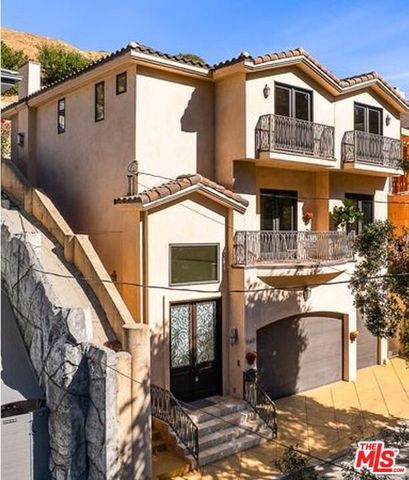 6477 Deep Dell Pl, Los Angeles, CA 90068