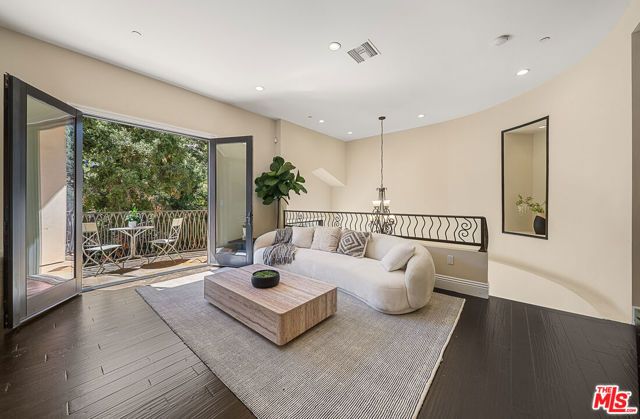 6477 Deep Dell Pl, Los Angeles, CA 90068