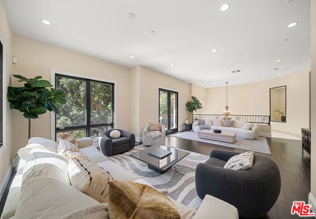 6477 Deep Dell Pl, Los Angeles, CA 90068