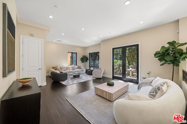 6477 Deep Dell Pl, Los Angeles, CA 90068