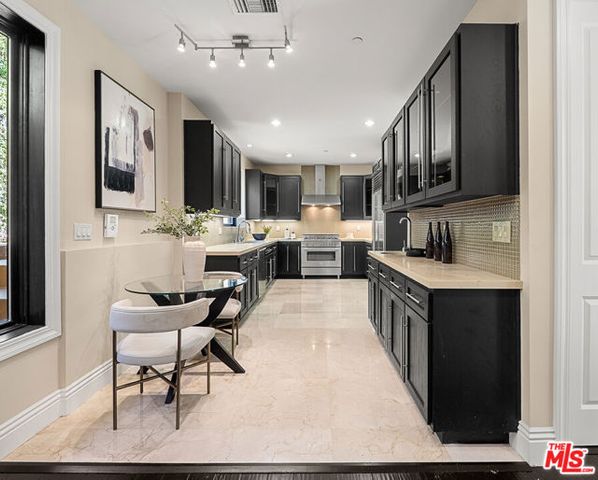 6477 Deep Dell Pl, Los Angeles, CA 90068