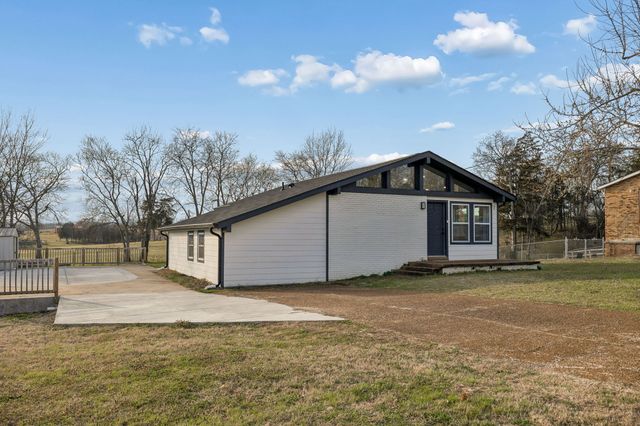 7 Roberts Ln, Lebanon, TN 37087