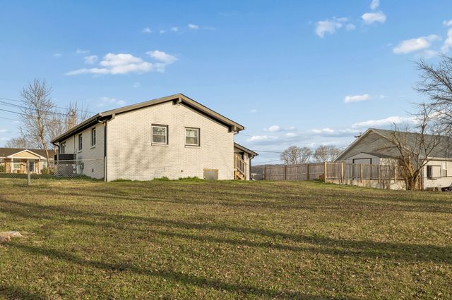 7 Roberts Ln, Lebanon, TN 37087