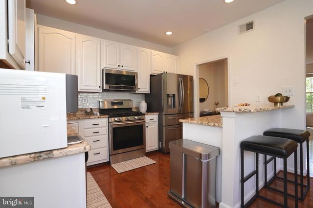 14618 STREAM POND DR, Centreville, VA 20120