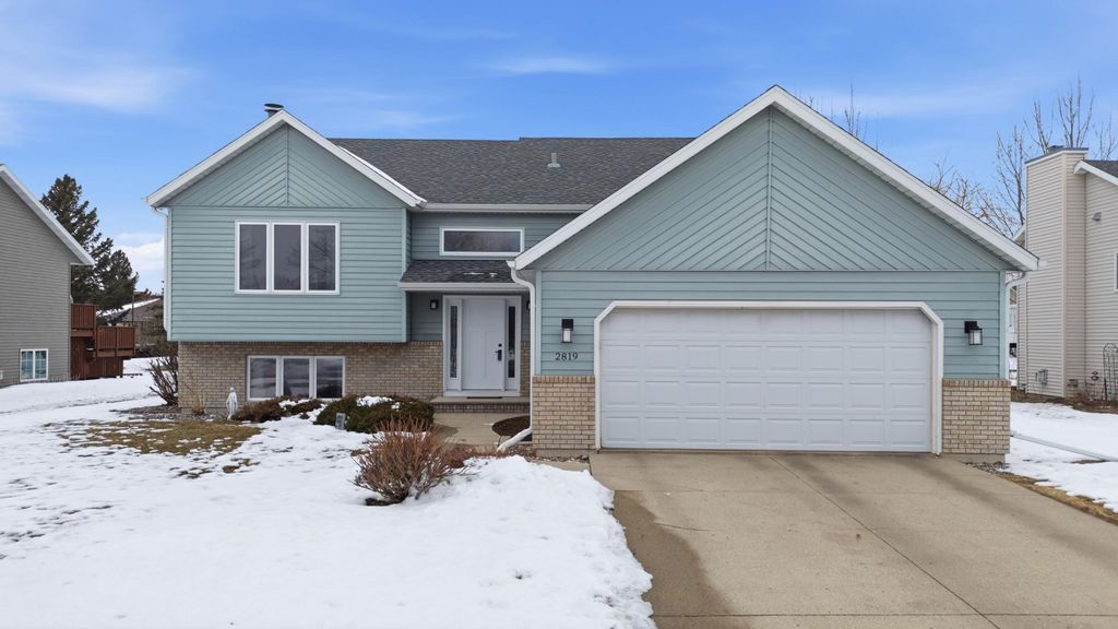 2819 33rd Street S, Fargo, ND 58103