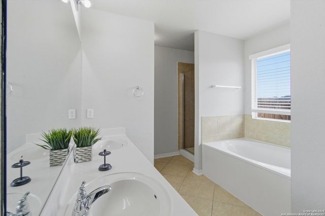 8242 Pioneer Oak, Converse, TX 78109