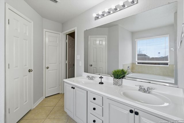 8242 Pioneer Oak, Converse, TX 78109