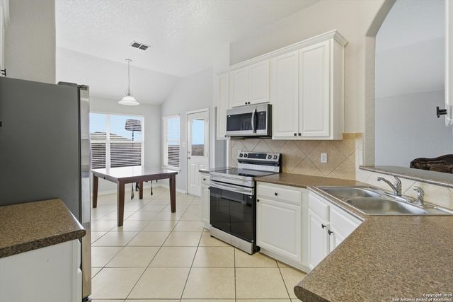 8242 Pioneer Oak, Converse, TX 78109