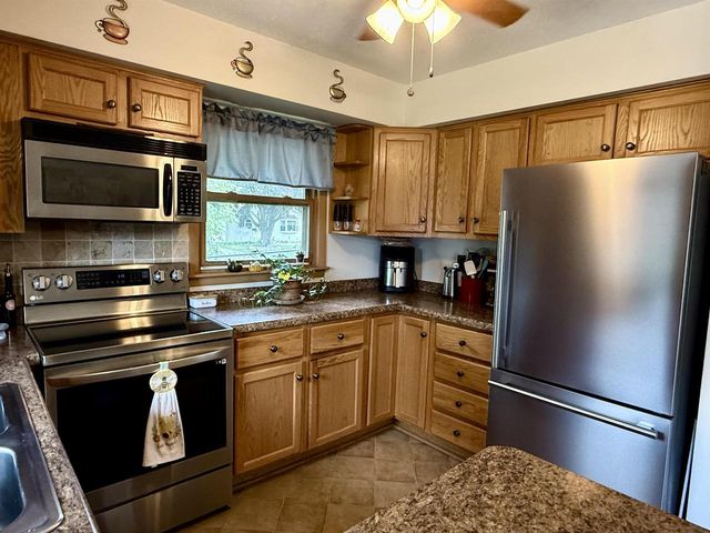 5610 W BOTTSFORD AVENUE, Greenfield, WI 53220