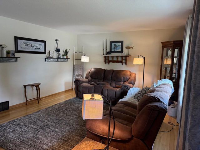 5610 W BOTTSFORD AVENUE, Greenfield, WI 53220