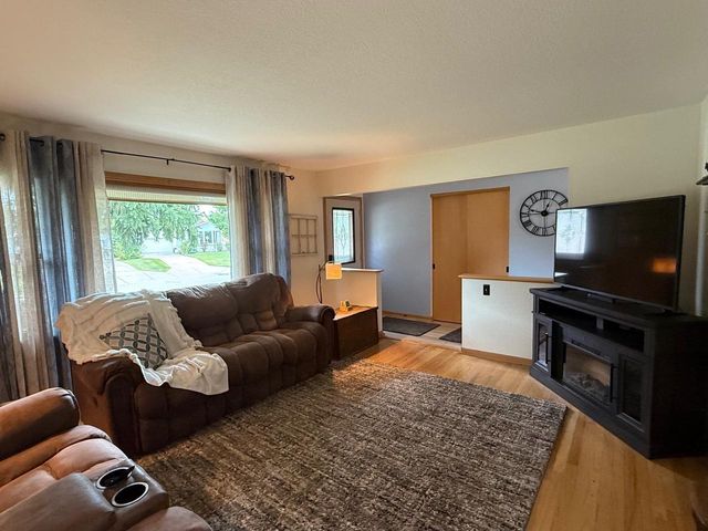 5610 W BOTTSFORD AVENUE, Greenfield, WI 53220