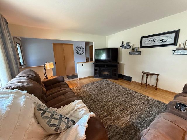 5610 W BOTTSFORD AVENUE, Greenfield, WI 53220