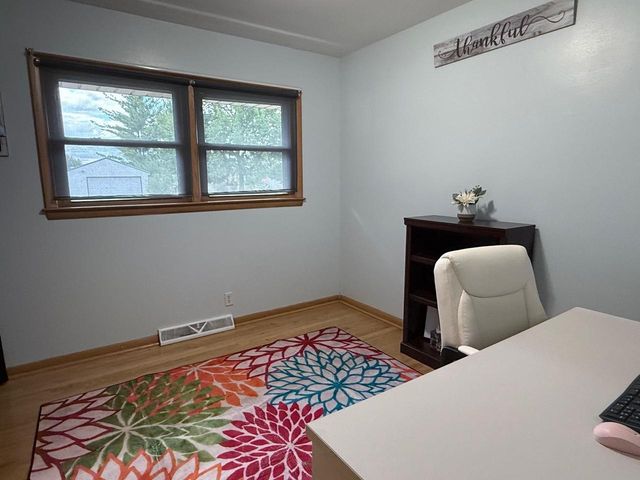 5610 W BOTTSFORD AVENUE, Greenfield, WI 53220