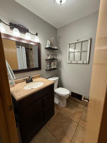 5610 W BOTTSFORD AVENUE, Greenfield, WI 53220