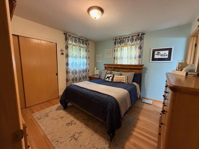 5610 W BOTTSFORD AVENUE, Greenfield, WI 53220