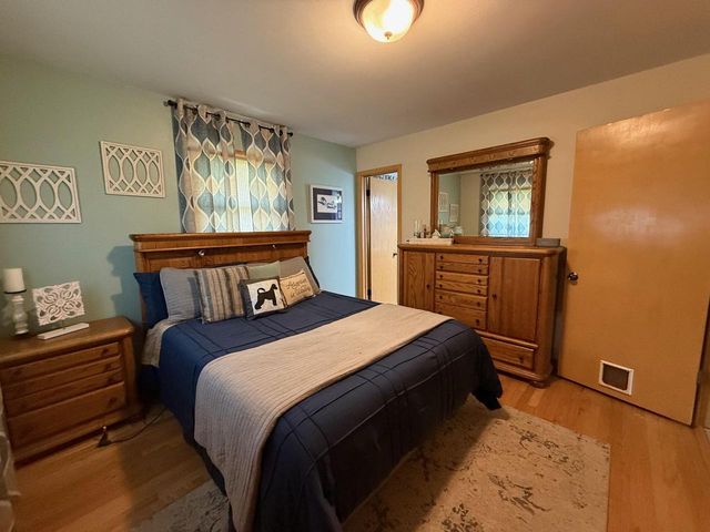 5610 W BOTTSFORD AVENUE, Greenfield, WI 53220